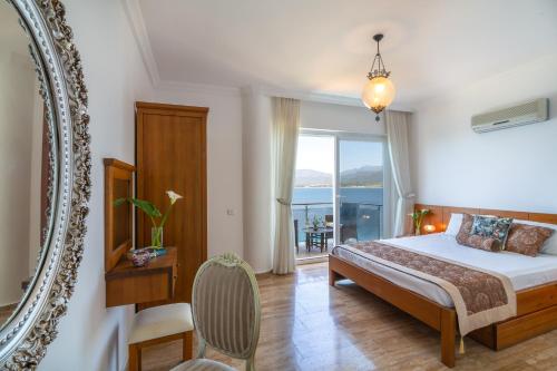 1 dormitorio con 1 cama grande y espejo en Villa Sofia Ada (with yacht parking), en Fethiye