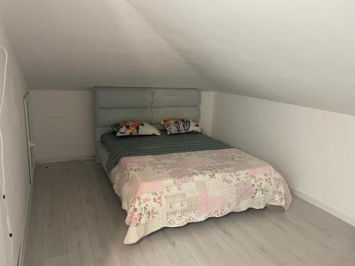 Postel nebo postele na pokoji v ubytování APARTAMENT 2 CAMERE TIRGU JIU