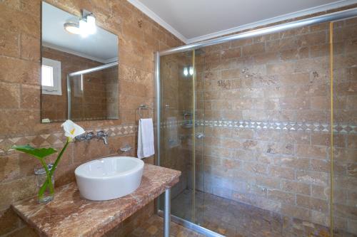 y baño con lavabo y ducha. en Villa Sofia Ada (with yacht parking), en Fethiye