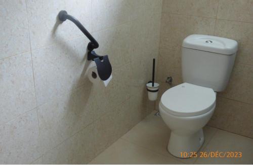 a bathroom with a toilet and a roll of toilet paper at 2 chambres,Grande Terrasse,Balcon,Parking Privé Gratuit in La Gaulette