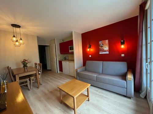 un salon avec un canapé et une table dans l'établissement Appt HAMEAU DU LAC (apt 142) avec piscine et vue sur le lac, à Marciac