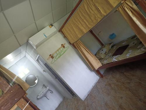 mit Blick auf ein Bad mit WC und Waschbecken in der Unterkunft Mukda in Ko Yao Noi