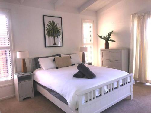 Postel nebo postele na pokoji v ubytování PRIVATE OCEAN FRONT, PET FRIENDLY OASIS!