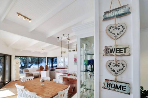 Posezení v ubytování PRIVATE OCEAN FRONT, PET FRIENDLY OASIS!