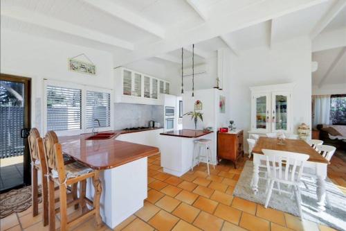 Kuchyň nebo kuchyňský kout v ubytování PRIVATE OCEAN FRONT, PET FRIENDLY OASIS!