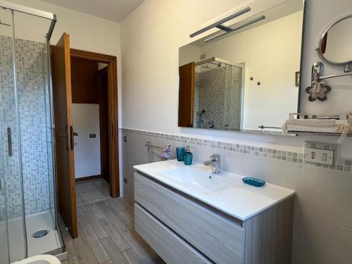 La salle de bains est pourvue d'un lavabo et d'un miroir. dans l'établissement Casa Ferruccio - Pesaro, à Pesaro