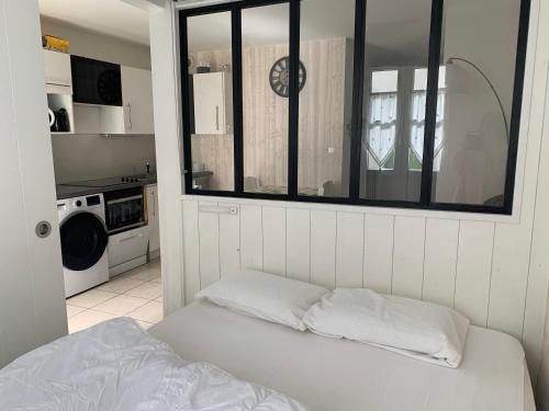 une chambre avec un lit et un grand miroir dans l'établissement Agréable logt à La Flotte en Ré avec piscine, à La Flotte