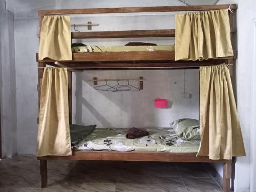 Etagenbett in einem Zimmer mit Etagenbett in der Unterkunft Mukda in Ko Yao Noi