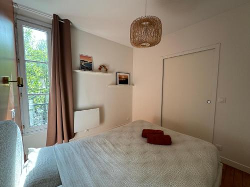 une chambre avec un lit et une fenêtre dans l'établissement Appartement 2 pièces avec balcon, à Issy-les-Moulineaux
