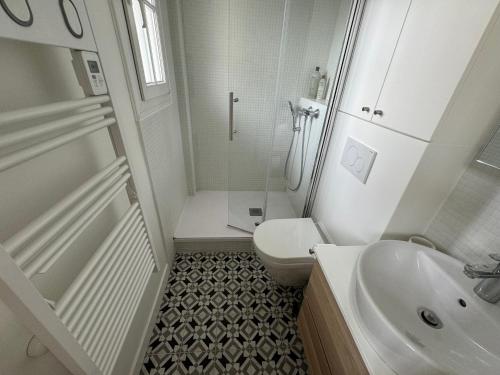 une salle de bain blanche avec des toilettes et un lavabo dans l'établissement Appartement 2 pièces avec balcon, à Issy-les-Moulineaux