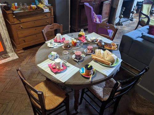 - une table avec de la nourriture dans le salon dans l'établissement La belle histoire à Roubaix, à Roubaix