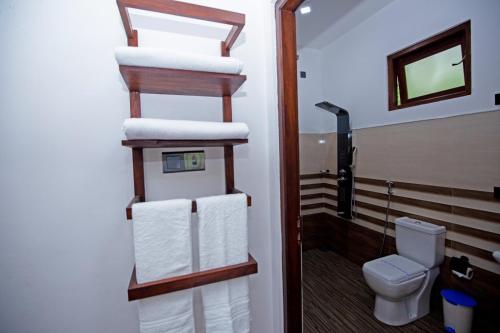 La salle de bains est pourvue de toilettes et de serviettes. dans l'établissement Wenasa Holiday Resort, à Diyatalawa