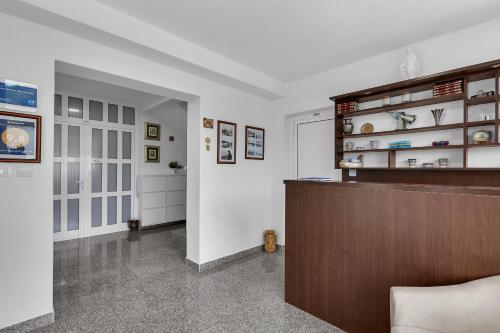 a room with a pharmacyacistacistacistacist at Apartments Villa Katarina in Tučepi