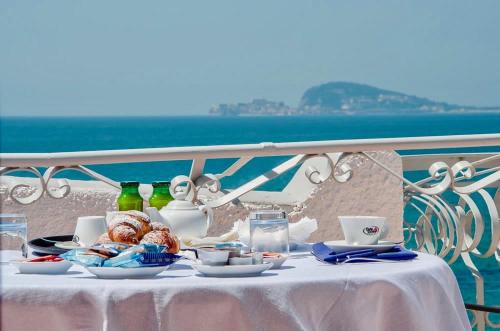 BAJAMAR BEACH HOTEL في فورميا: طاولة مع الطعام والمشروبات على رأس قارب