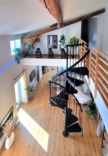 une vue de tête sur un escalier en colimaçon dans une maison dans l'établissement ! New Prestige Loft climatisé terrasse jacuzzi !, à Pont-à-Mousson