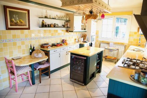 une cuisine avec un évier et une table à l'intérieur dans l'établissement Cannes Mas provençal piscine 8 personnes 350 m2, à Pégomas