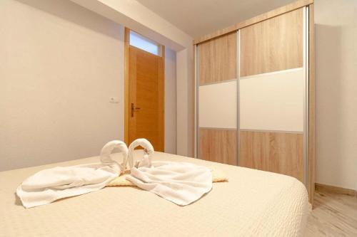 Postel nebo postele na pokoji v ubytování Villa Raguž sa Privatnom plažom i Garažom