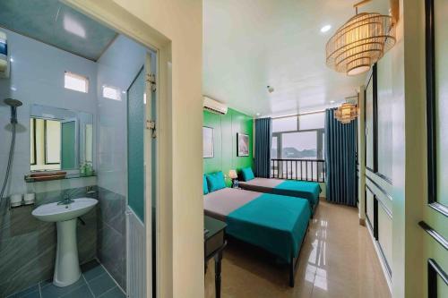 une chambre avec un lit et une salle de bain avec un lavabo dans l'établissement Casa Bonita Hotel, à Cat Ba