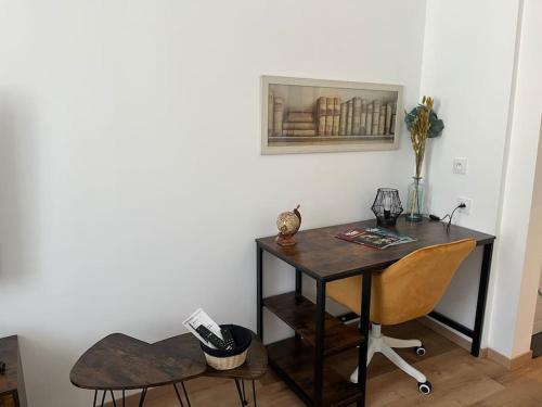 escritorio y silla en una habitación en L’industriel, en Montréjeau