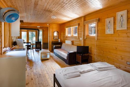 Posteľ alebo postele v izbe v ubytovaní Zeus-Village οικισμός φινλανδικών chalet με πισίνες & γυμναστήριο