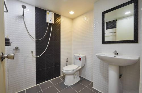 uma casa de banho com um WC e um lavatório em Bansuay Phranangklao Apartment&Hotel em Ban Sai Ma