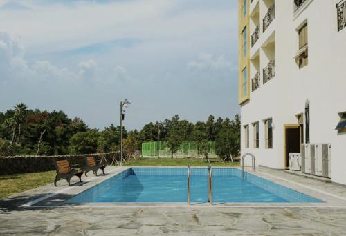 The swimming pool at or close to Pearly Hotel