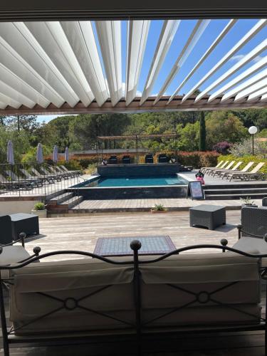 vistas a una piscina con techo blanco en Les Jardins De Santa Giulia - Charmante chambre d'hôte 1 en Porto Vecchio
