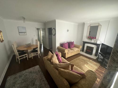 een woonkamer met een bank en een tafel bij St Bridget's Apartments in Galway