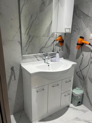 Ένα μπάνιο στο Stone House 2