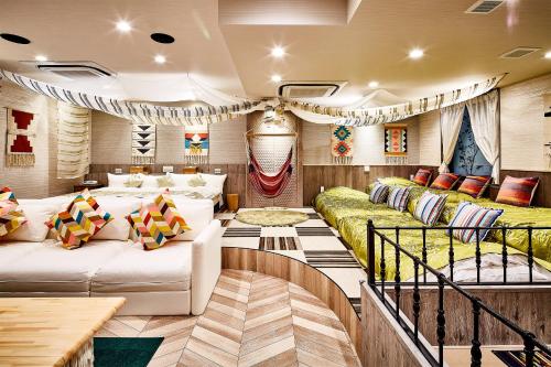 una sala de estar con sofás y sillas en un autobús en Hotel Balian Resort Shinjuku Honten (Adult Only) en Tokio