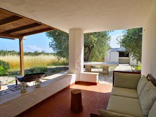 a living room with a couch and a table at Casa Sicutera - Villetta indipendente situata a 4 chilometri dalla spiaggia di Su Petrosu in Orosei