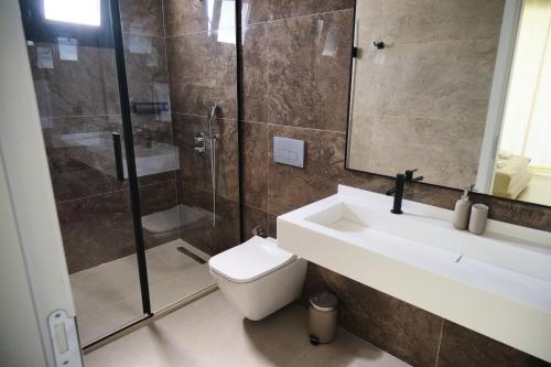 Ένα μπάνιο στο Ashta Suites / Zen Suite