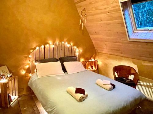 1 dormitorio con 1 cama con 2 toallas en La Roquette-Chambre d'hôtes, en Grand-Vabre