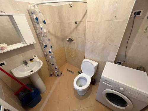 Un baño con inodoro, lavabo y ducha. en TheCozyView1, en Lezhë