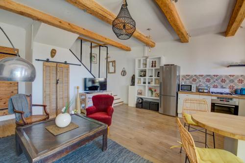 un salon avec une table et une cuisine dans l'établissement Maison vue Mer, Marseille., à Marseille