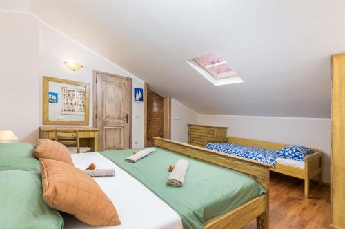 una camera con 2 letti singoli di Villa Klara a Kaštelir (Castellier)