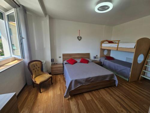 een slaapkamer met 2 bedden en een stapelbed bij La Casa di Aldo al Mare in Ospedaletti