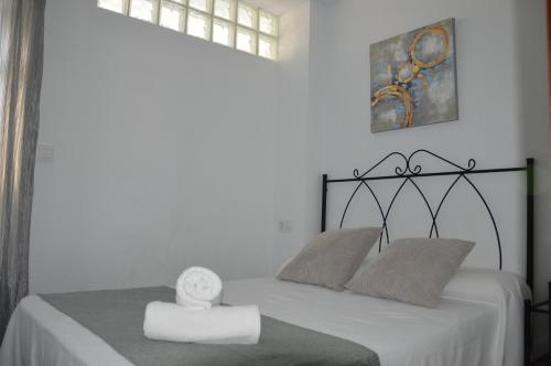 - une chambre avec un lit doté d'une horloge dans l'établissement Apartamento Boutique Hirta, à Peñíscola