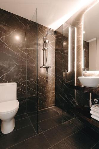 a bathroom with a toilet and a sink at Apartamento Porta14 2 in Chaves
