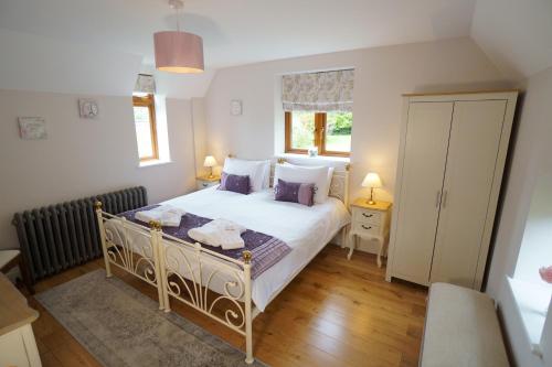 sypialnia z łóżkiem i oknem w obiekcie East Lodge w mieście Bolney