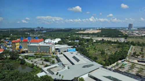 HostaHome Suites at Afiniti Residence walk to Legolandの敷地内または近くにあるプール