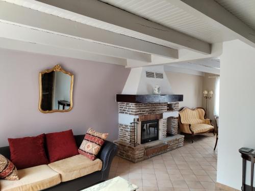 un salon avec un canapé et une cheminée dans l'établissement MAISON climatisée 6/8 PERSONNES 1300M DE LA PLAGE AVEC NAVETTE OU PISTE CYCLABLE, à Argelès-sur-Mer