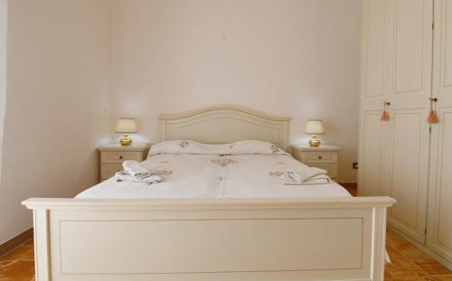 Ένα ή περισσότερα κρεβάτια σε δωμάτιο στο Lo Scorcio sul Mare Apartment