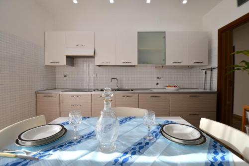 Η κουζίνα ή μικρή κουζίνα στο Lo Scorcio sul Mare Apartment