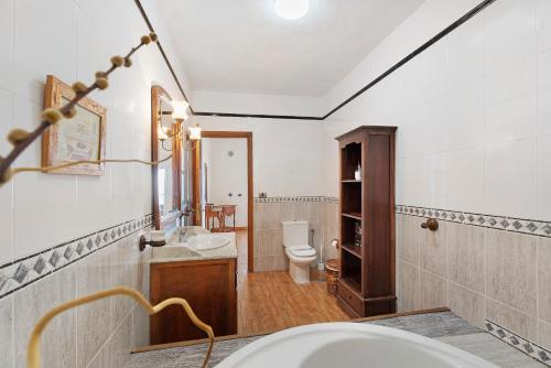 Casa Rural Tijoco Bajo Con Jacuzzi Adeje في أديخي: حمام مع حوض ومرحاض