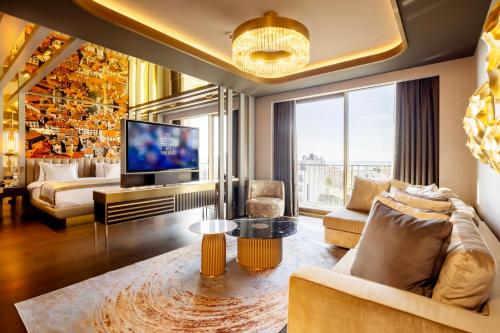 Una televisión o centro de entretenimiento en Merit Starlit Hotel & Residences