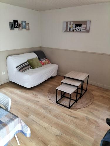 une petite pièce avec un lit et une table dans l'établissement PETITE MAISON 2 PIECES POUR 4 à 5 personnes, à Le Boupère