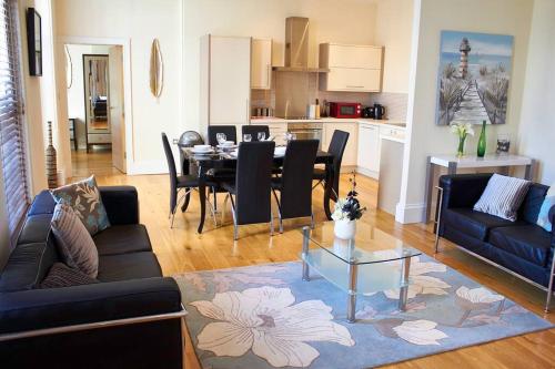 un soggiorno con tavolo e sala da pranzo di The Coral Suite a Southport