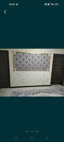 una imagen de una habitación con cama y puerta en Уютная двухкомнатная квартира в Актобе, en Aktobe