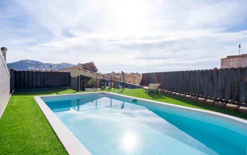 Bazén v ubytování Gran Dúplex cerca del Mar con Piscina PRIVADA en el CENTRO de ROSES nebo v jeho okolí